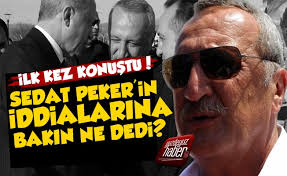 Sedat peker, üçüncü videosunda bir milletvekilinin isteğiyle cumhurbaşkanı erdoğan'ın eşine hakaret eden eski bir milletvekilini karakolda nasıl dövdürttüğünü, mehmet ağar'ın devlet kayıtlarında polis katili olarak görünen bir mafya liderini türkiye'ye getirtip kokain ticareti için kullanmak istediğini. Mehmet Agar Dan Sedat Peker In Iddialarina Cevap