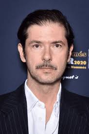 Laurence Anyways" es una película del 2012, escrita y dirigida por el  canadiense Xavier Dolan. Está protagonizada por el ícono del cine francés  Melvil Poupad que interpreta al personaje principal, Laurence Alia,