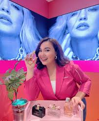 Soft in pink, strong in spirit and wrapped in a scent that speaks  confidence. 💖✨ Rabanne Million Gold For Her is a bold blend of white  florals, creamy vanilla, and warm woods —