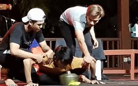 Achoi floor 88 (gitaris utama dan pengasas floor 88) nama penuh: Video Kena Rasuk Betul Ke Ayie Floor 88 Menari Buat Netizen Takut Tengok Kisah Dunia