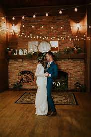 Rustic Oceanfront Vancouver Island Wedding At Dolphins Resort Junebug Weddings Island Weddings Country Wedding Pictures Outdoor Country Wedding