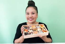 なにわのママp 吾妻聖子の おいしあわせ を探せ 第91回 寿司 奈良 わさび葉寿司 うめもり の 季節の手鞠わさび葉寿し 秋冬 日本全国お取り寄せ手帖