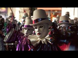 Avant le défilé, ils ont mis leurs traditionnelles tenues avec le fameux sabot et la cagoule. Le Carnaval De Limoux Le Plus Long Du Monde Meteo A La Carte Youtube