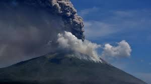 Terjadi awan panas guguran sejauh 2.000. Merapi Dan Deretan Gunung Api Di Indonesia Yang Sedang Erupsi