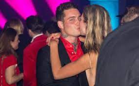 Ze zijn weer officieel samen. de zanger en anouk maakten hun relatie begin dit jaar insta official, maar niet veel later doken er geruchten over een breuk op. Douwe Bob En Partner Anouk Februari 2019 Op Mmp Nl