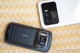 Is the Nokia 808 PureView's camera any ...