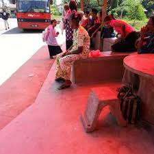 Stesen ini dibuka pada 4 november 1989 dan bertukar menjadi stesen pertukaran pada 10 januari 2001. Stesen Bas Tanah Merah 5 Tips