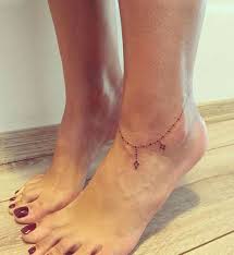 Un Bracelet Tatoue Autour De La Cheville Tiny Foot Tattoos Little Foot Tattoos Foot Tattoos