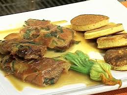 Escalope De Lomo Saltimbocca Con Reduccion De Vino Blanco Y Manteca Con Blinis De Calabacin Receta Comida Recetas De Comida Calabacin