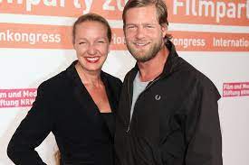 Mit seiner neuen freundin christiane meyer hat er eine tochter. Henning Baum Noch Ehefrau Corinna Packt Uber Seine Affaren Aus Brigitte De