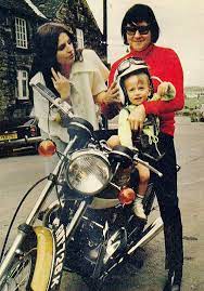 Pinkeye Private I Roy Orbison With His Family His Wife Barbra And Son Roy Orbison Jr C 1973 Ohhhhhh No Roy Orbison Famous Singers American Bandstand