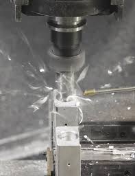 MQL(미량 윤활) 노즐에서 분사된 오일 미스트가 탭 끝부분을 정확히 윤활하며 가공하는 클로즈업 사진