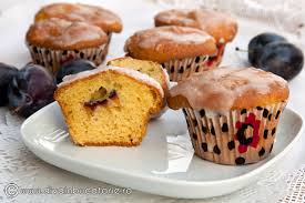 300 grame făină 115 grame zahăr 7 grame praf de copt 1 ou 250 grame de iaurt 4 linguri ulei 150 grame zmeură. Muffins Cu Iaurt Si Prune Diva In Bucatarie