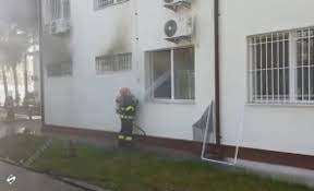 Un incendiu a izbucnit miercuri la secţia de psihiatrie a spitalului judeţean din slatina, fiind activat planul roşu de intervenţie. Emc6xwxlj8iipm
