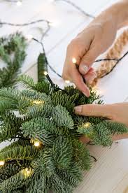 Tannengirlande Mit Lichterkette Selber Binden Weihnachtsdeko Fur Tisch Und Tur Weihnachtsdeko Girlanden Tannengirlande Und Weihnachtsdeko Lichterketten