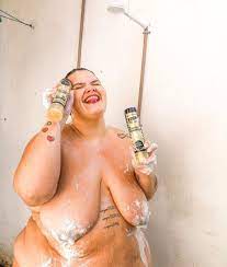 Thais Carla posta foto empoderada no banho: 