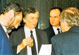 Éppen 25 éve volt, amikor antall józsef miniszterelnök megnyitotta az országot a délszláv háborúk elől menekülők előtt. Kuruc Info 1990 December 30 Antall Jozsef Es Orban Viktor Eloszilvesztere A Feher Hazban