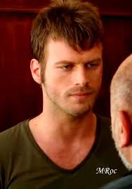 Assim, quatro anos após estar preso, ele sai da prisão querendo vingança contra o irmão. Pin Van Nikolina Padovan Plantic Op Kivanc Tatlitug Kuzey Kuzey Guney