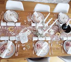 Tolle farben, von dezent bis hin zu modern und trendig, schmücken die festtafel zur kommunion oder konfirmation und sind eine wunderschöne basis für eine noch schönere feier. Silvester Ideen In Rosegold Tischdeko Zum Nachstylen Pink Dots Partystore Deko Blog