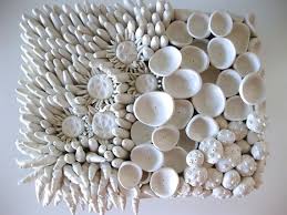 Disenado Para Captar Movimiento Entre Especies Esta Escultura Contiene Cinco Variedades De Vida Marina Que Cobran Vi Ceramic Wall Art Clay Wall Sculpture Clay