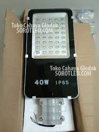 Lampu penerangan jalan umum, seperti namanya, adalah lampu yang digunakan sebagai penerangan jalan, terutama di malam hari selain di jalan protokol, panel surya berukuran 80 x 25 x 5 cm juga dipasang untuk lampu led di kantor dinas pekerjaan umum yang memiliki sensor otomatis. Lampu Jalan Led 40watt Penerangan Jalan Umum Cahaya Glodok