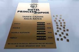 Selecteaza din tabel preturile corespunzatoare tipului de camera si perioadei dorite! Placa Indicator Tarife Cazare Hotel Pensiune Panou Plan Tarifar