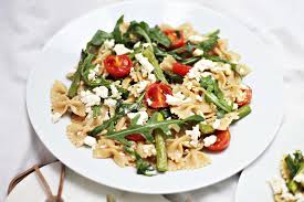 Ebenso gut können sie den spaghettisalat mit paprika oder knoblauch zubereiten. Nudelsalat Mit Grunem Spargel Feta Und Tomate