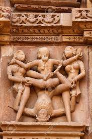 有名なエロティックな石の彫刻の彫刻、デビ Jagadamba 寺院、カジュラホ、インドの写真素材・画像素材 Image 15607068