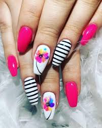 Black And White Nail Art For Short Nails Pin By Jynx Di Iettura On Fun Glam Nail Art In 2020 White Nails Nail Designs Short Nail Designs