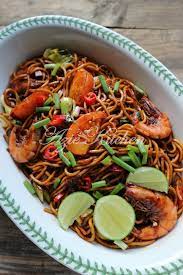Bawang besar sos cili bawang merah sos tiram bawang putih kicap pekat cili giling sawi/taugeh/tomato ayam/sotong/daging telur kicap manis fish ball. Mee Goreng Basah Azie Kitchen