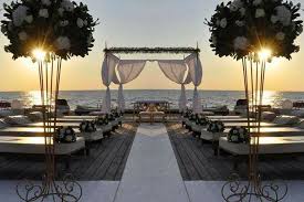 Matrimonio sulla spiaggia con il tramonto come testimone…non è romanticissimo? Decorazioni Da Matrimonio In Spiaggia Scenografie E Romanticismo