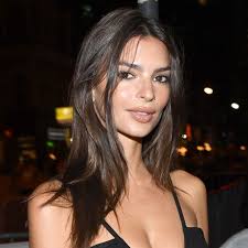 Ратаковски родилась 7 июня 1991 года в лондонском районе. Emily Ratajkowski Just Shared A Very Stylish Breastfeeding Photo