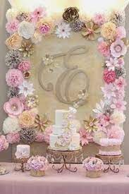 ¡no te pierdas el paso a paso! Decoracion Con Flores De Papel En El Fondo Decoracion De Unas Decoracion Con Flores Y Fiestas De Bebes Recien Nacidas