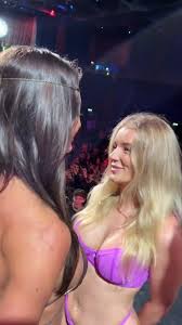 From OnlyFans to boxing: Amber O'Donnell and Whitney Johns star in sizzling  kiss - MarcaTV