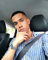 Dengan rentak muzik acah saspens + background hitam + percikan darah + bulan mengambang + tajuk lagu 'sumpah'. Kebenaran Sedih Sebalik Lagu Sumpah Ramai Tak Tahu Naim Daniel Pernah Kisah Dunia