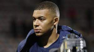 Gigi said that he swapped his shirt with mbappé because when he was younger no one wanted to do it with him and he hated it. Junge Lauft Aufs Spielfeld Kylian Mbappe Schreibt Auf Dem Rasen Autogramm Stern De