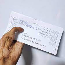 行政院在 5 月 4 日宣布，加碼一萬元急難紓困補助金，針對有工作但無勞保的族群、農漁民加碼一萬元紓困金，無勞保族群包含舉廣告牌、賣玉蘭花、流動攤販、自由工作業者等，採取排富方式每人發放一萬元。. Fosknyg6db5fpm