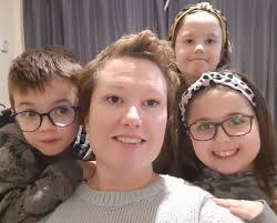 Mums diagnosed with breast cancer within months of each other become pals  for life after bonding at school gates