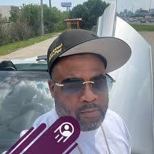 What is the process for early registration for the East vs West car show?