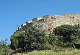 Fortificação raiana, em posição dominante sobre o chamado monte do castelo, defendia aquele ponto de travessia sobre a margem direita da foz do rio guadiana, fronteiro ao castelo de ayamonte na margem oposta, hoje na espanha. Castelo De Castro Marim Ruina Outdooractive Com