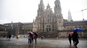 A la misma, en una sobrecogedora armonía, quizás por el milagro de la lluvia que lo unifica todo como dijera torrente ballester, dan la catedral , cuya construcción se inició en la época de mayor esplendor de santiago, en 1075. La Semana Arranca Con Lluvias En Cataluna Y Galicia Y Tiempo Poco Nuboso O Despejado En El Resto De Espana