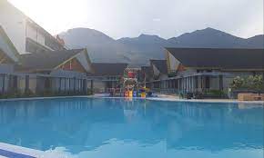 Kolam renang pribadi di villa ini cukup besar selain itu villa ini juga mempunyai view pegunungan, saya merekomendasikan villa ini untuk anda yang senang dengan view pegunungan dengan kolam pribadi dengan harga sewa yang terjangkau. Cahaya Villa Hotel Cipanas Garut Tarif Kamar Tiket Masuk Fasilitas