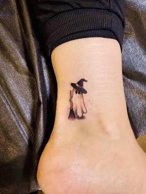 Halloween flash - lil ghost by Alonzo Villa at Tattooine Collective, San Diego : r/tattoos