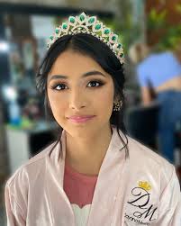 Maquillaje Natural vs. Glamoroso para Quinceañeras: Guía Definitiva para  Elegir
