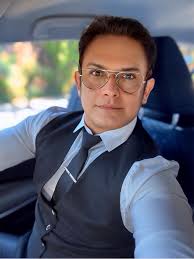 CHARLES CHAPLIN MURIÓ A LA EDAD DE 88 Años, DEJÓ 4 DECLARACIONES: 1...Nada  es eterno en este mundo, ni siquiera nuestros problemas. 2...Me gusta  caminar bajo la lluvia, para que nadie pueda