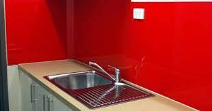 Pilihan cat dapur yang hangat bisa berupa warna jingga lembut seperti pada dinding di atas ataupun warna bumi lainnya seperti terakota, kuning, atau merah. 32 Warna Cat Dapur Merah Motif Minimalis