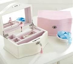 Hadiah untuk adik perempuan juga bisa berupa kitab suci al quran sekarang ini banyak sekali model mukena yang terdapat di pasaran, tinggal sesuaikan model nya sesuai dengan usia nya. Hadiah Untuk Kanak Kanak Perempuan 11 Tahun Hari Jadi Dan Tahun Baru Idea Asal