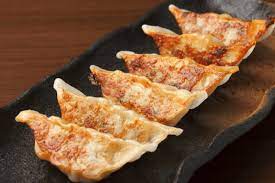 Gefüllt werden die meist eher deftigen teigtaschen beispielsweise mit. Rezept Fur Yaki Gyoza Kochwerkstatt Wiesbaden