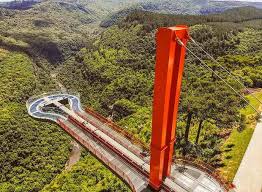 Essa ponte liga a cidade mais populosa do pais, xangai (23 milhões) a nanjing (8 milhões) sobre o rio yangtze. Brasil Tem A Maior Ponte De Vidro Do Mundo Com 35 Metros De Altura Casa E Jardim Arquitetura