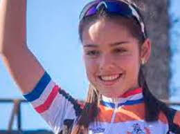 Talentierte Radfahrerin erreicht den ersten Platz